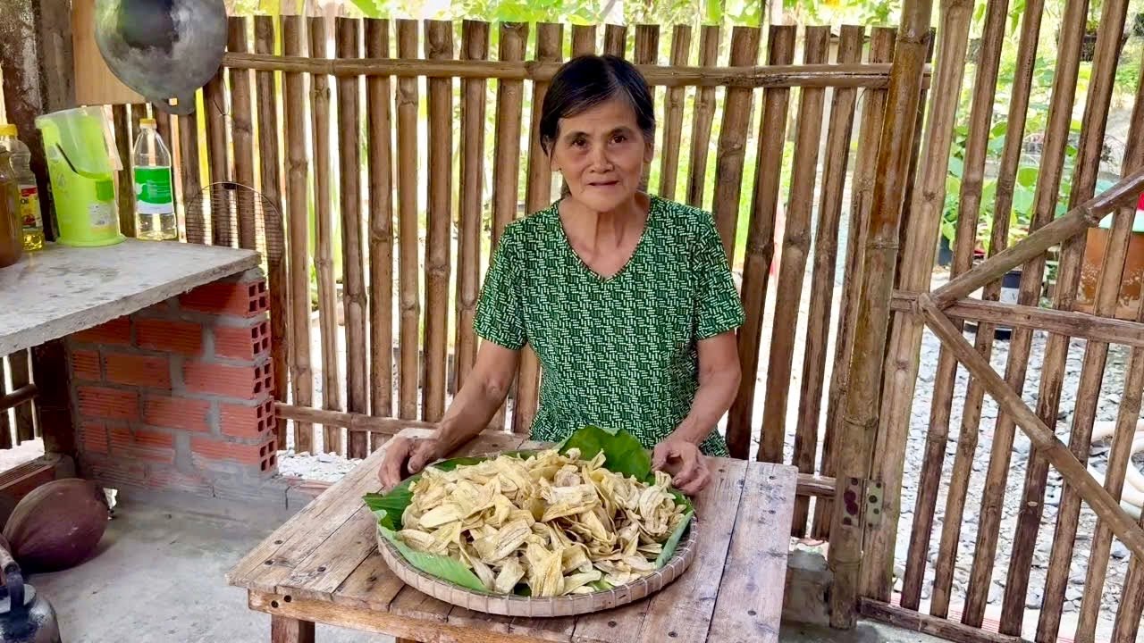 Chuối xanh ngào đường Mẹ làm từ buồng chuối sau nhà,Món quê mộc mạc mà ấm lòng | Quê Nhà Còn Mẹ 