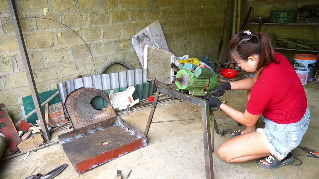 Genius Girl Successfully Manufacturing Mini Animal Feed Processing Machine !