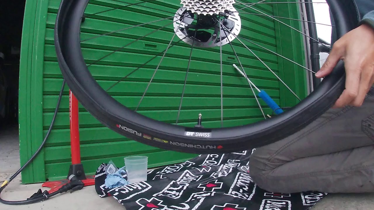 DT SWISS PRC（カーボン）&times;Hutchinson Fusion5 TLR(25C）を装着するだけの動画