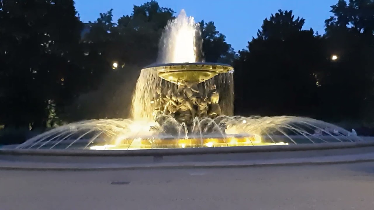 ▪︎Beleuchtete Springbrunnen in Dresden einfach zauberhaft(1)      نوافيرمضيئة ف درسدن ببساطة ساحرة▪︎