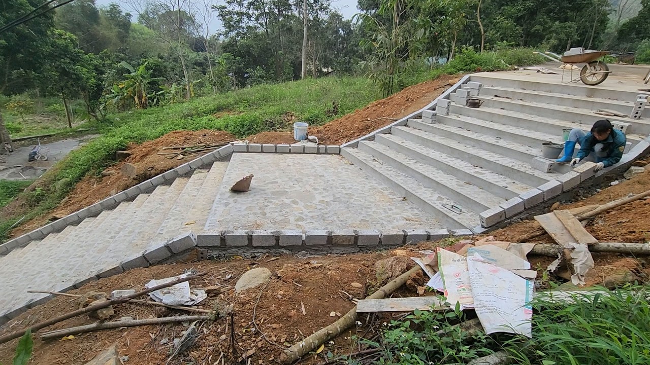 Build embankments on both sides of the steps, prepare to pour cement to cover the water channel.