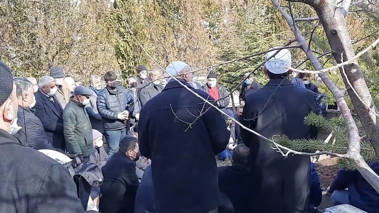 Cenaze defin merasiminde Kur'an-ı Kerim tilaveti. Rabbim geçmişlerimize rahmet ve cennet lütfeylesin