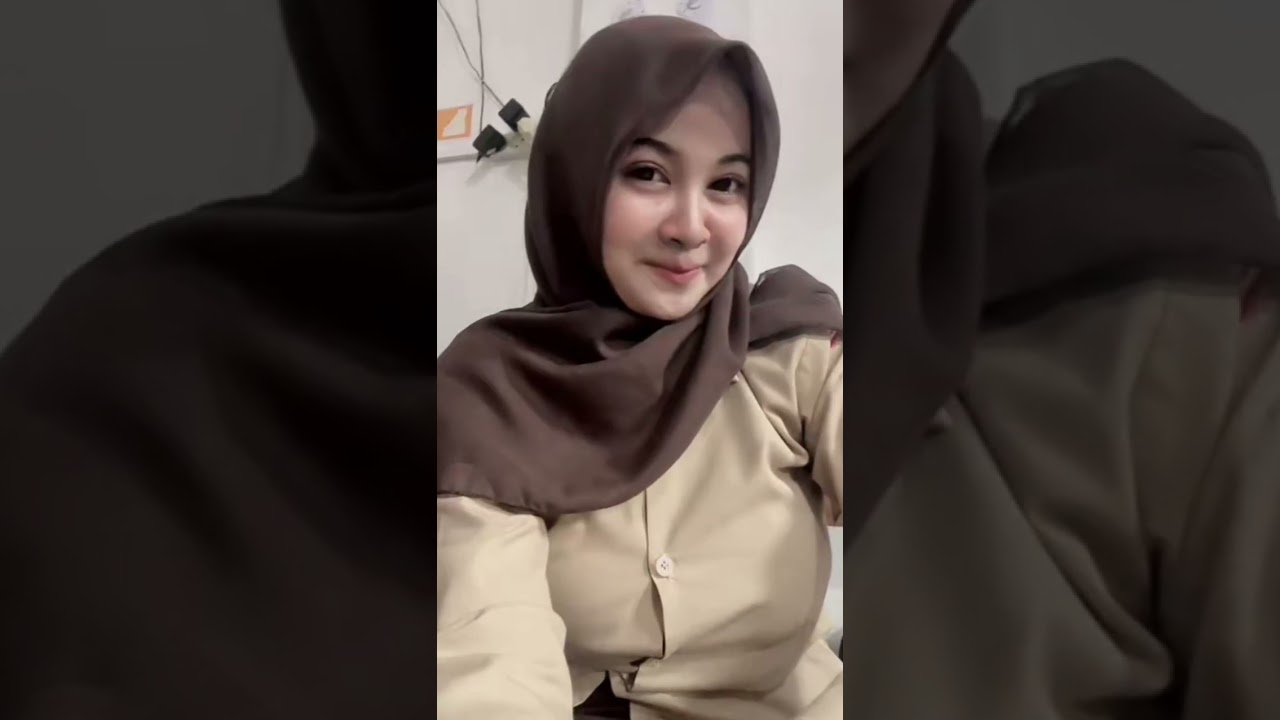 Adek cantik live tiktok saat jam sekolah 