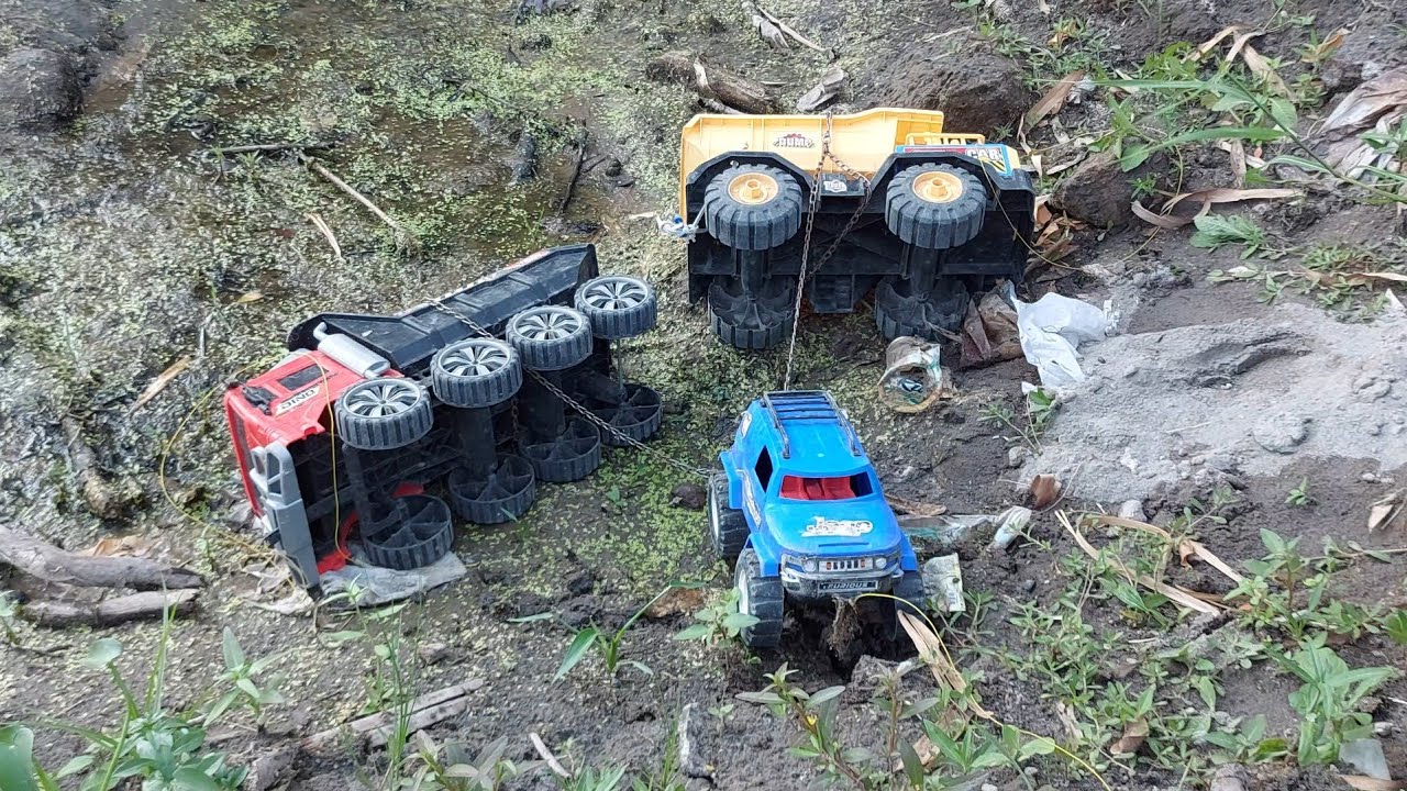 JEEP RUBICON HELPED EVACUATE SCANIA TRUCK AND KOMATSU TRUCK THAT WAS OVERTURNED