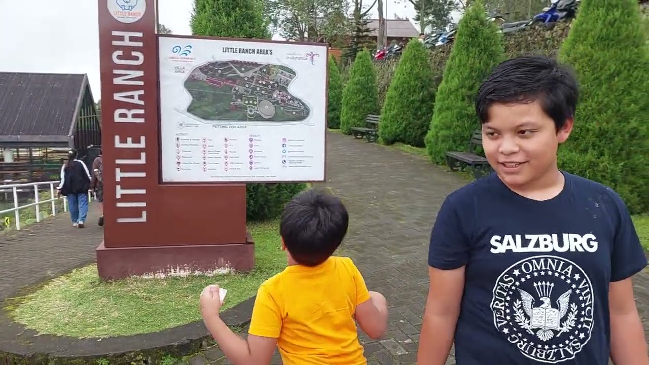 Habibi dan Hanan memasuki taman bermain Little Ranch di Umbul Mukti Kabupaten Semarang