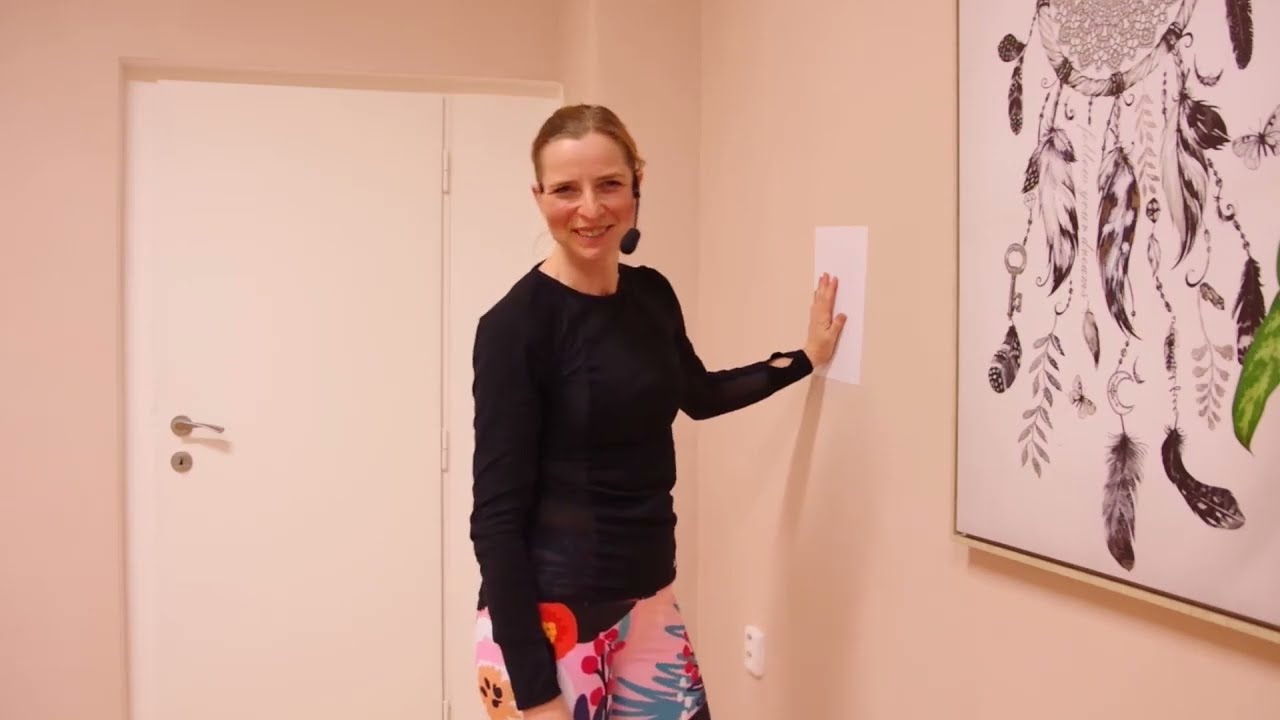 Protažení rukou u stěny (karpální tunel, tenisový loket, CB syndrom, CC syndrom, brnění prstů)