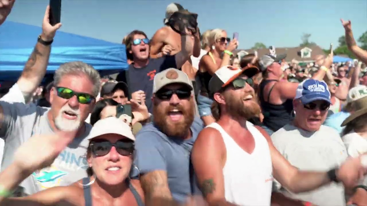 Oliver Anthony Performs Rich Men North of Richmond for a wild crowd in North Carolina