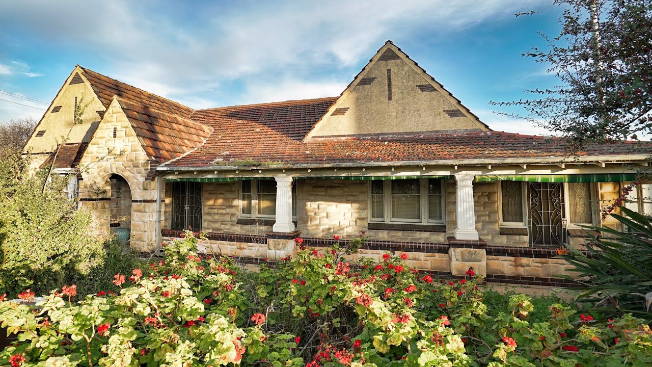 Beautiful stone Tudor home with Art deco everywhere/Family home for 84 years/Award winning orchids