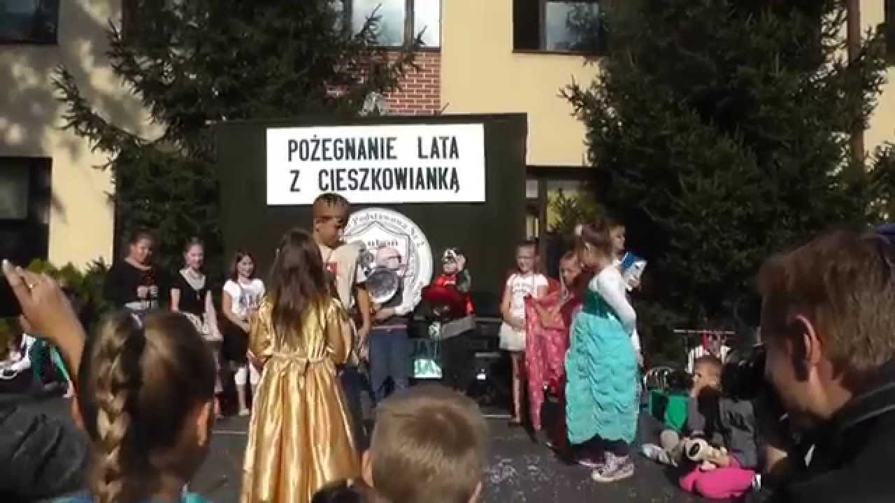 Inscenizacje lub pokaz mody klas 0 - 3.