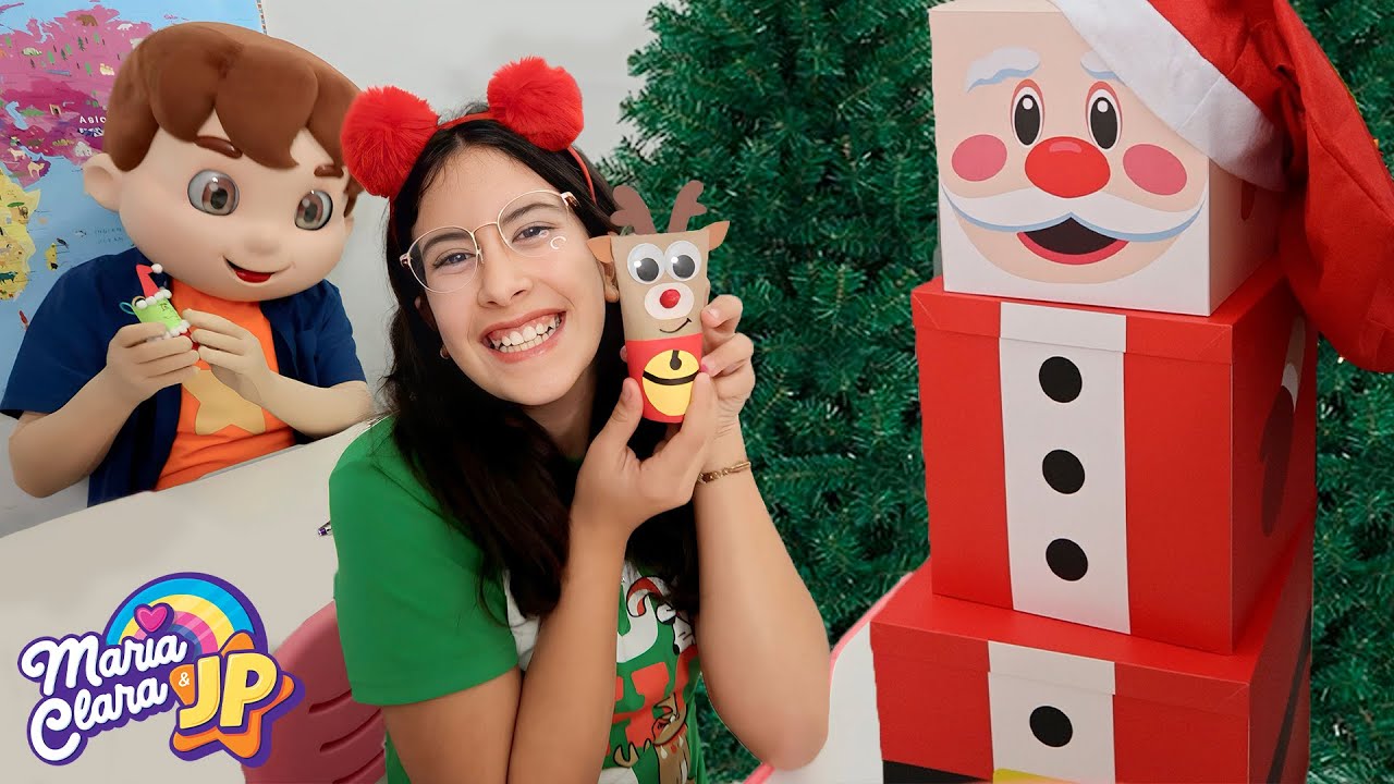 Maria Clara e JP Decoram a árvore de Natal da escola
