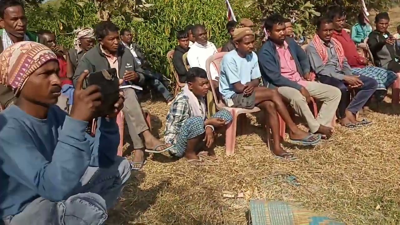 आदिवासी जन परिषद् टीम कनकटा गाँव में परिचित करते हुए