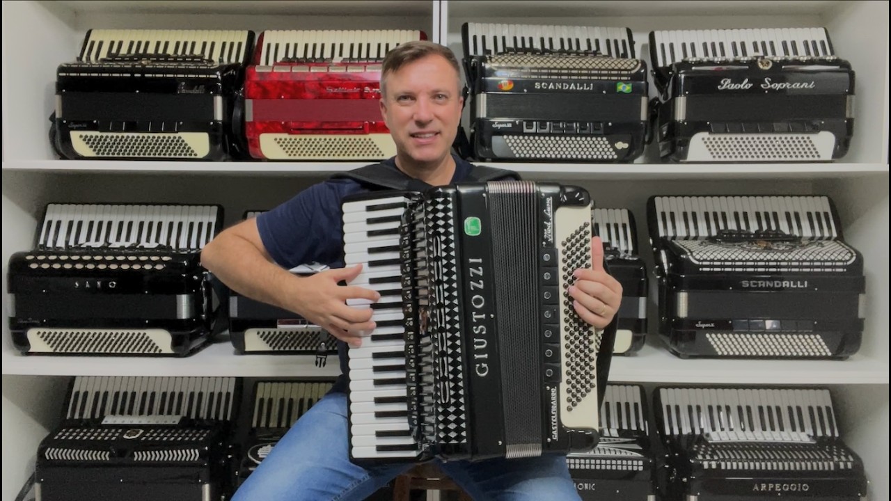 Acordeon Giustozzi - Model Luxo - Quarta Oitavada - 15/7 Registros - 11.3 kg - 49 cm