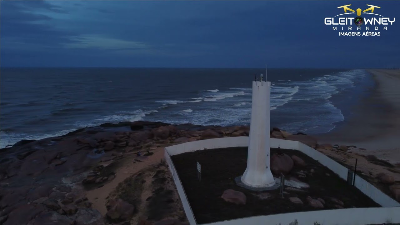 Nuvens carregadas mudam o cenário da Praia da Pedra do Sal