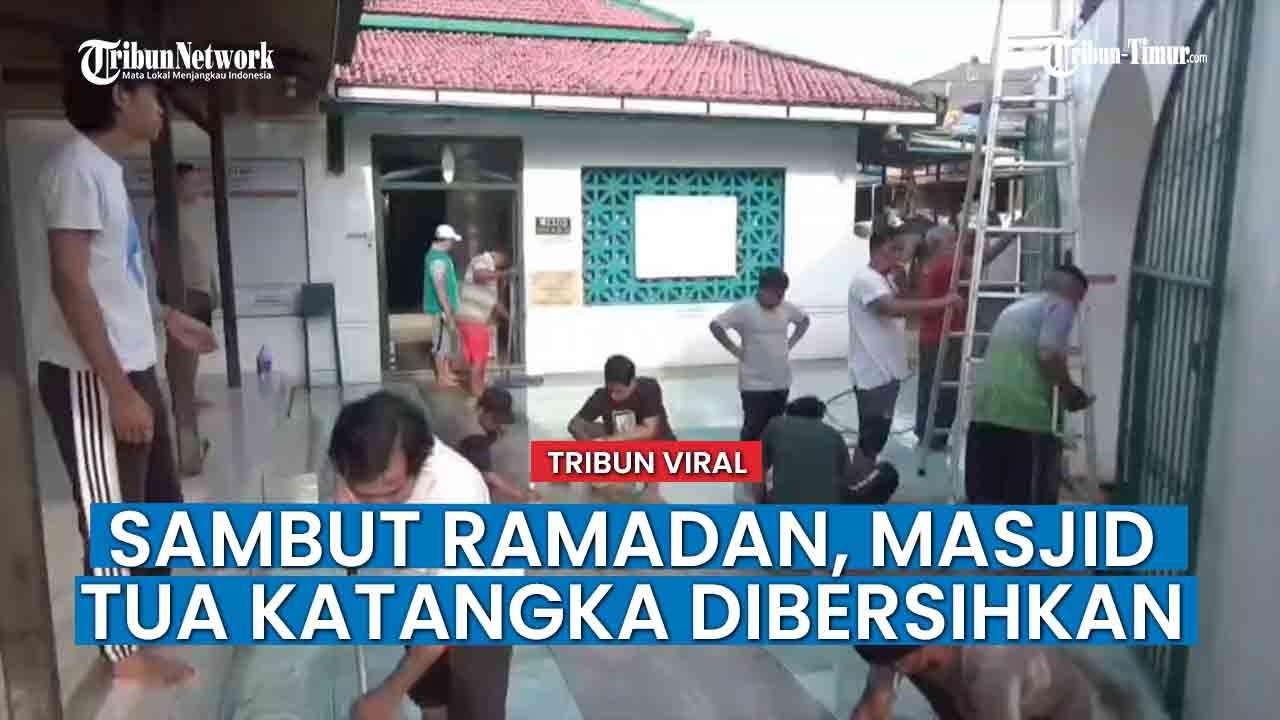 Pengurus Gotong Royong Bersih-Bersih Masjid Tua Katangka Gowa Jelang Ramadan