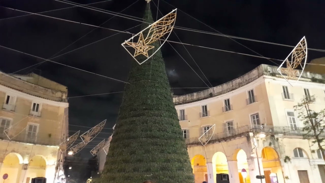 Video. Caserta. L'accensione del mega albero di Natale in piazza Margherita