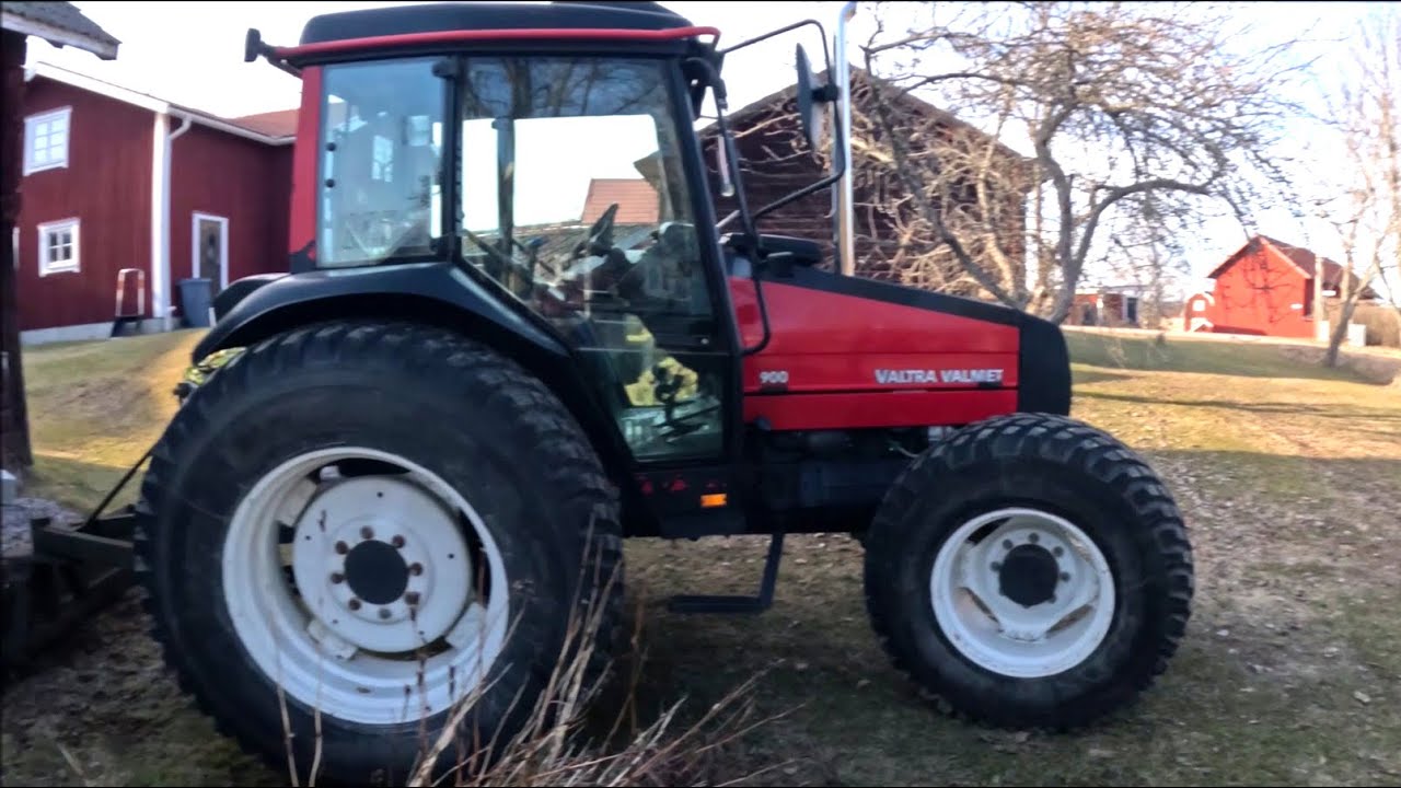 Byter packningar monterar ihop styrcylinder Valtra Valmet 900