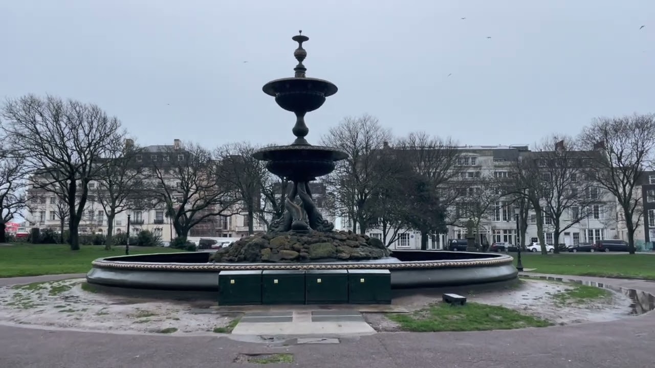 Старинный парк 17 века с фонтаном Виктория и статуей мэра, Old Steine Gardens, Victorian fountain uk
