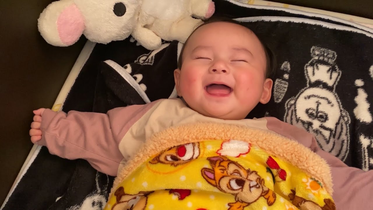 224Day爆睡中なのに母のくしゃみで声を出し笑い出す赤ちゃん🥺Laugh while sleeping