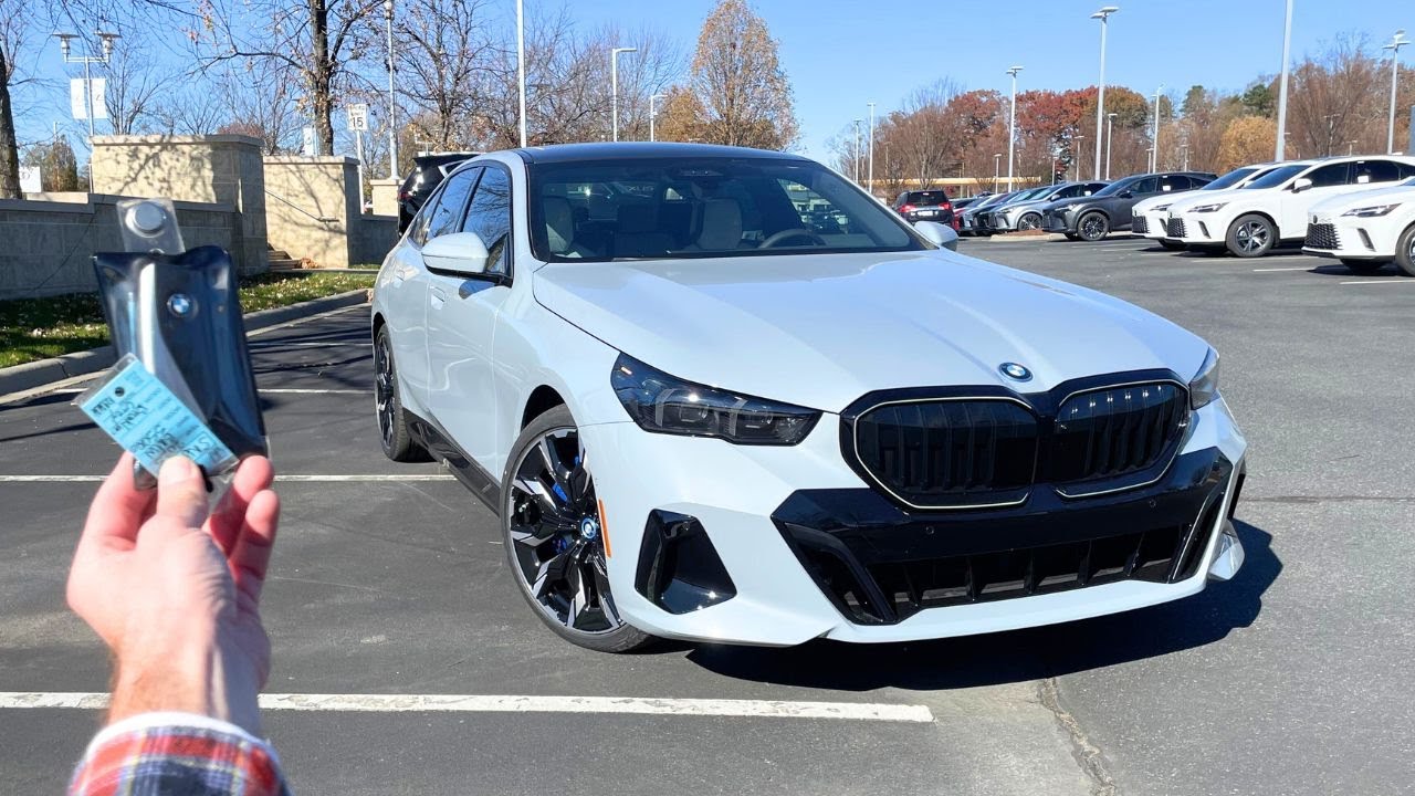 BMW 550e xDrive 2025 года: запуск, тест-драйв, осмотр, взгляд со стороны и обзор