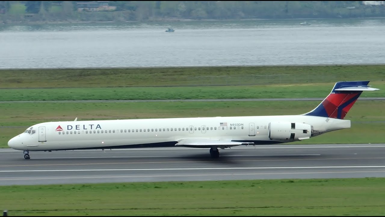 Delta Airlines McDonnell Douglas MD-90 [N933DN] landing in PDX