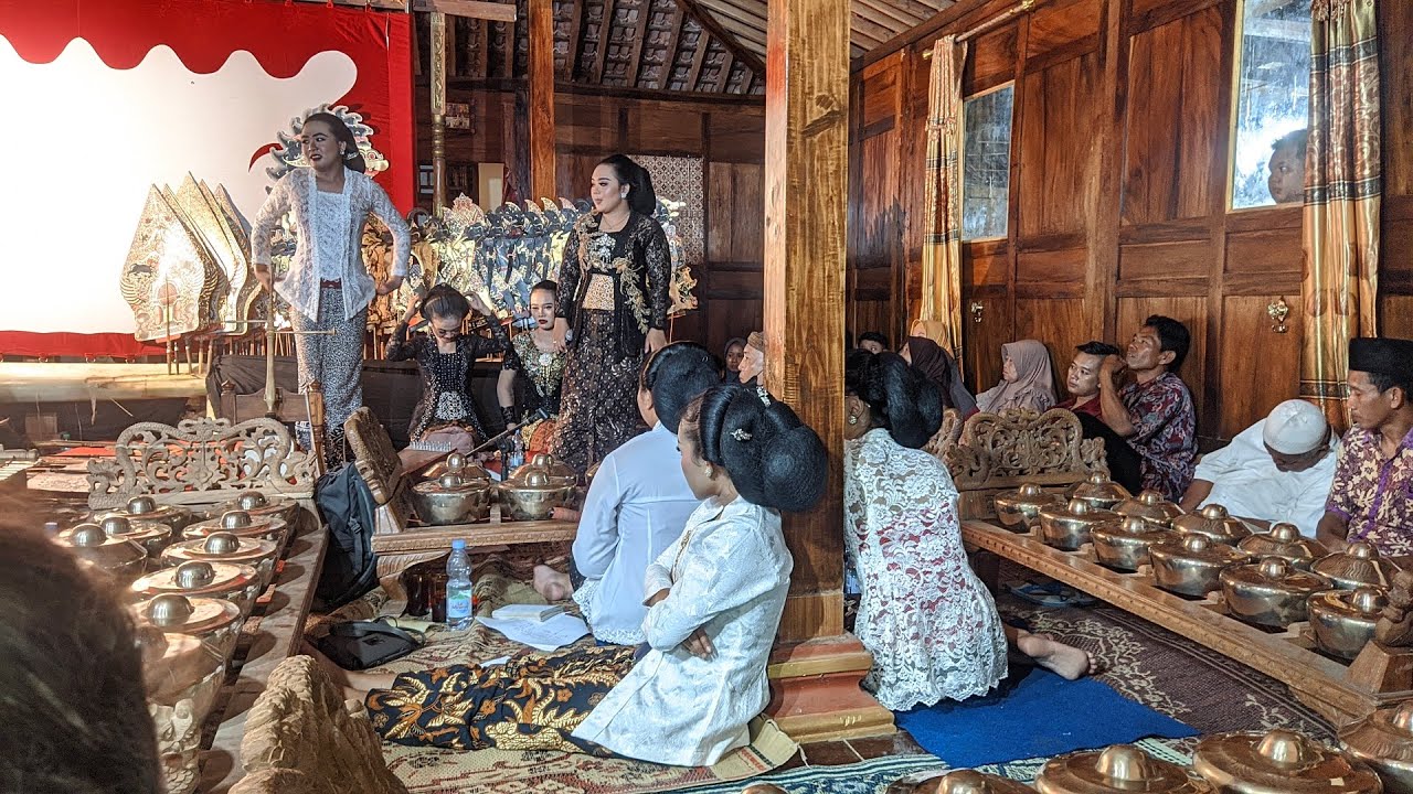 Dewi Pembayun / Limbukan bersama karawitan putri mahasiswi ISI Surakarta