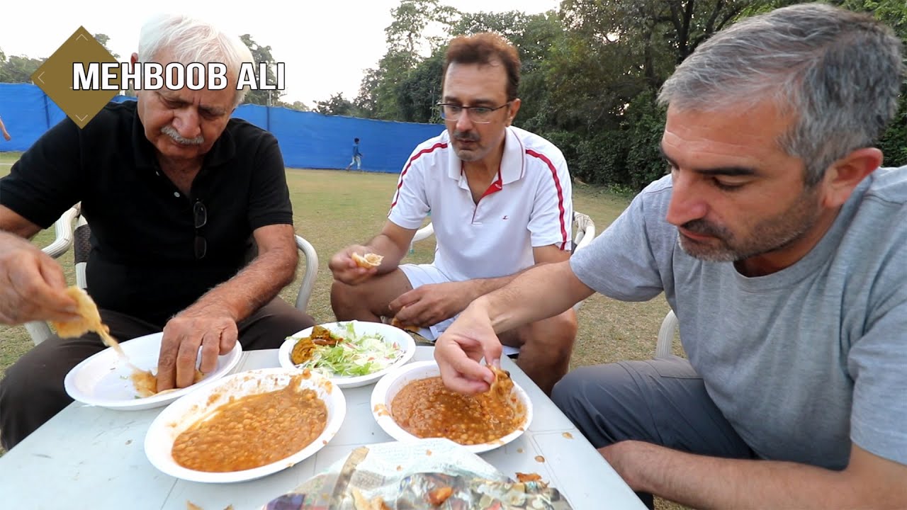 EATING LAHORI TASTY PATHORAY CHANNEY WITH ADNAN RAFIQUE | LAHORE FOOD  VLOG |