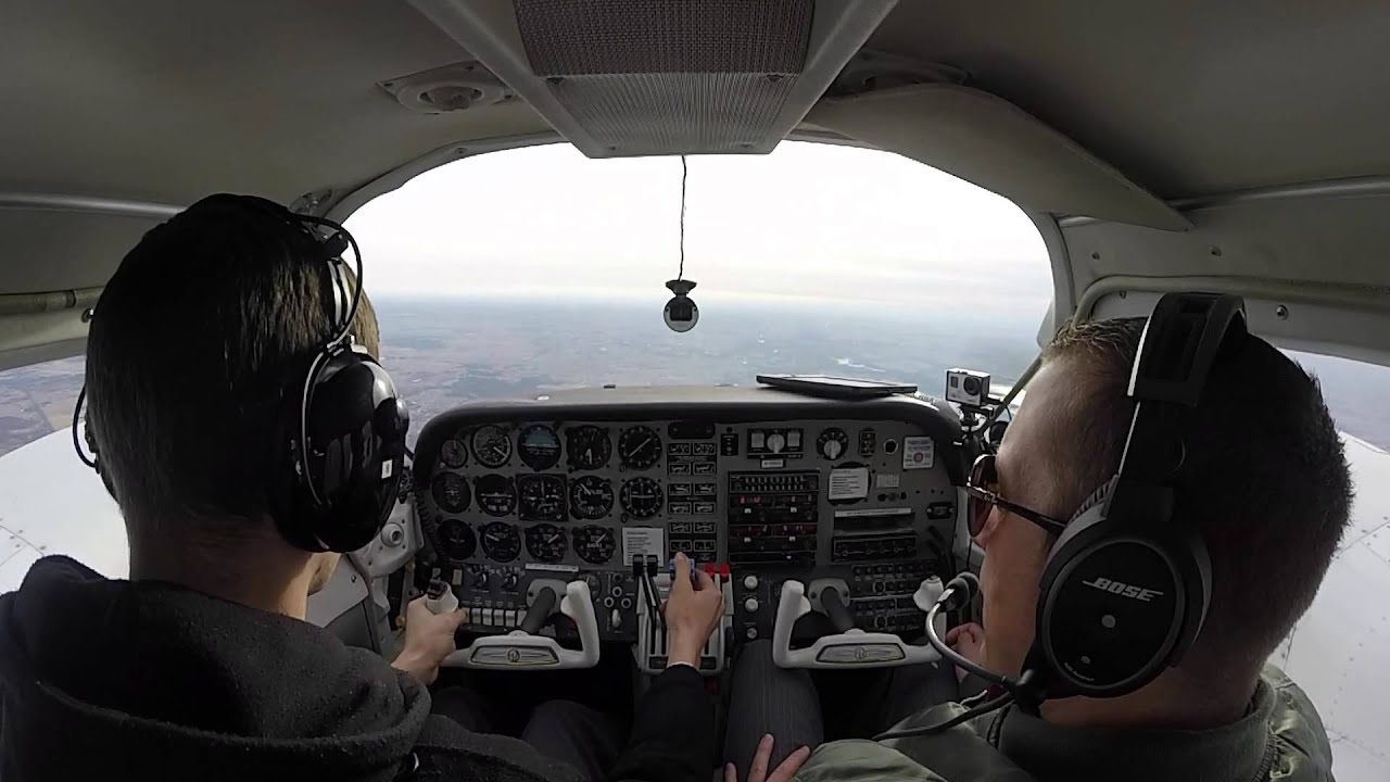 Beechcraft Duchess: Поднимаемся на BE 76 вместе с другом.