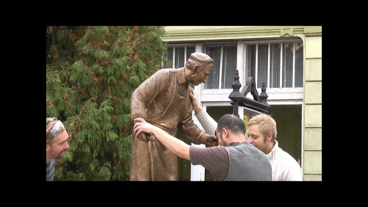A Bagaméri szobor állítása Kisújszálláson