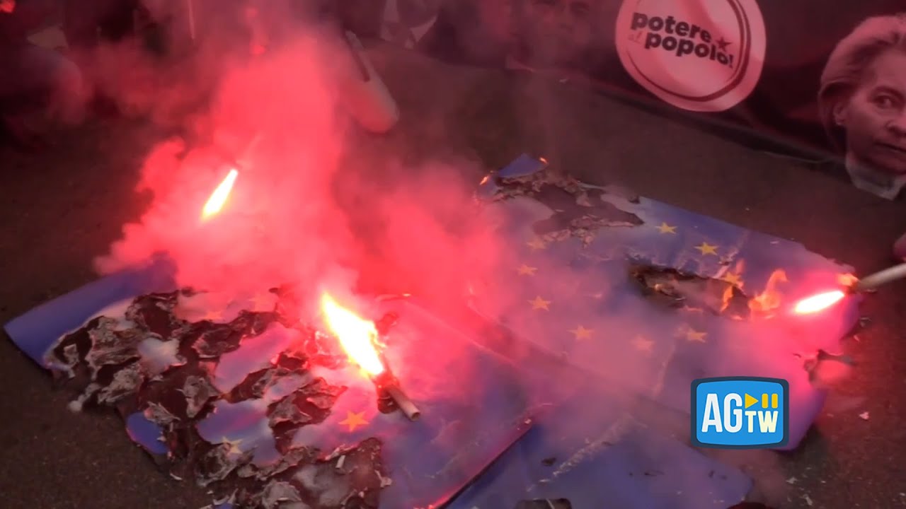 Manifestazione contro il riarmo, bruciate le bandiere dell'Ue: «Le spese per istruzione e sanità»
