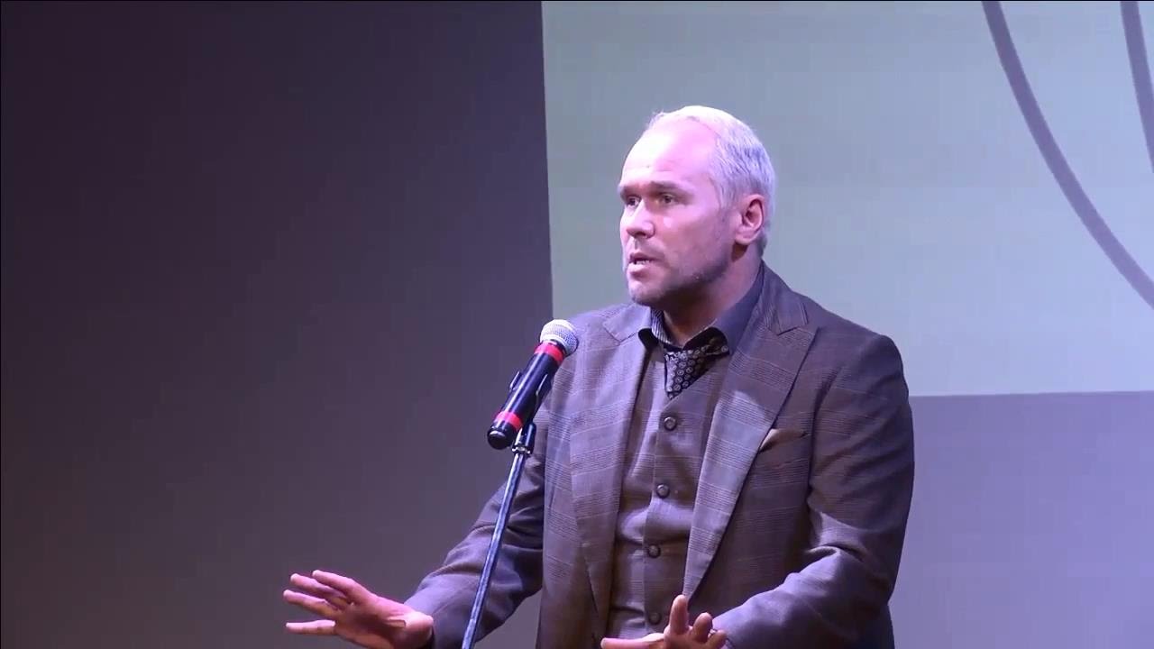 Максим Аверин читает стихотворение «Зашумит ли клеверное поле» Е.Евтушенко