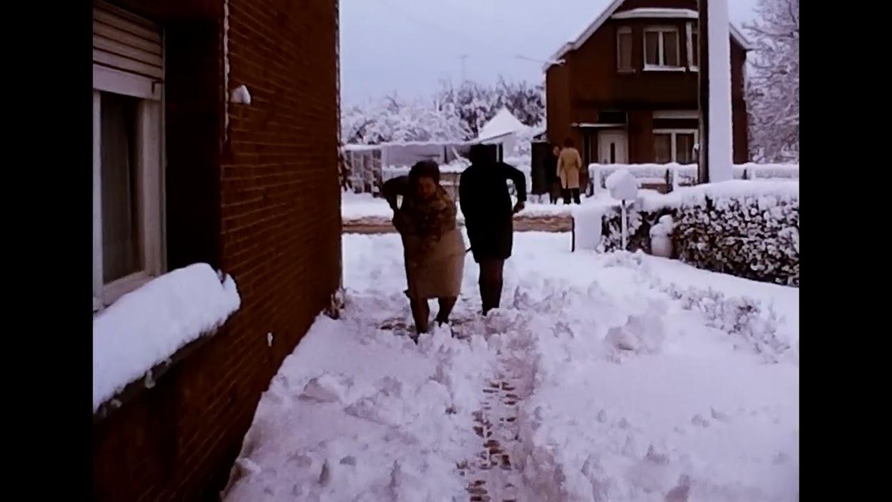 met schop en bollen in de sneeuw 2