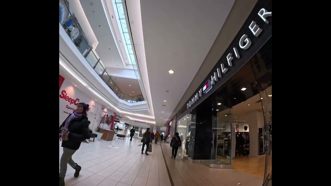 Пешеходная экскурсия по нижнему уровню торгового центра Scarborough Town Center , Торонто, Онтарио