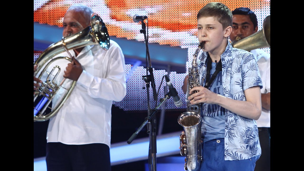 Matteo Mihali cântă la saxofon alături de fanfara 10 Prăjini, în Finala de Popularitate Next Star