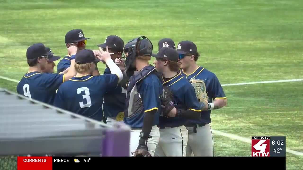 Команда «Айова Лейкс Коммьюнити Колледж» одержала свою первую победу на бейсбольном поле после не...