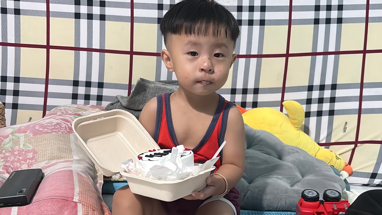 Phở Được Cha Mua Bánh Kem Cho Khi Phở Chạy Ra Mừng Cha Đi Làm Về #daotuyenvlog 