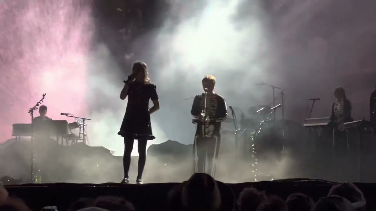 Phoebe Bridgers - Sidelines - live at Coachella 2022 weekend 1
