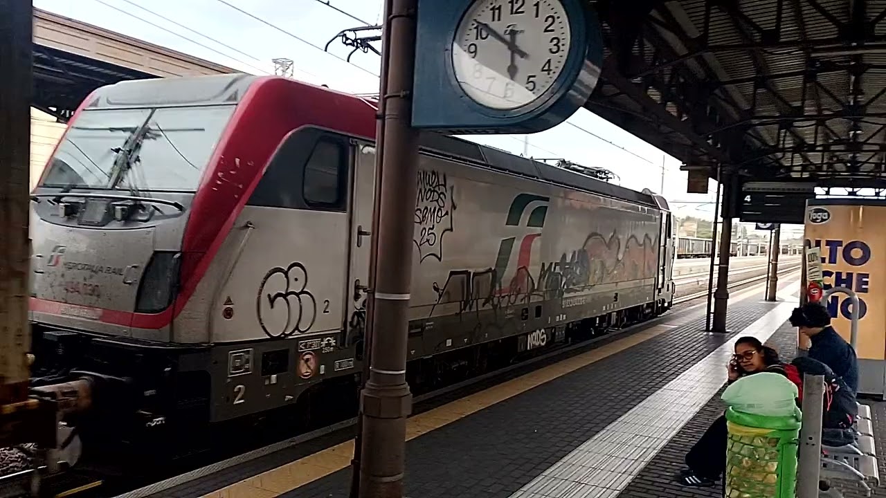 Treno in transito velocissimo stazione di Reggio Emilia FS marconi 