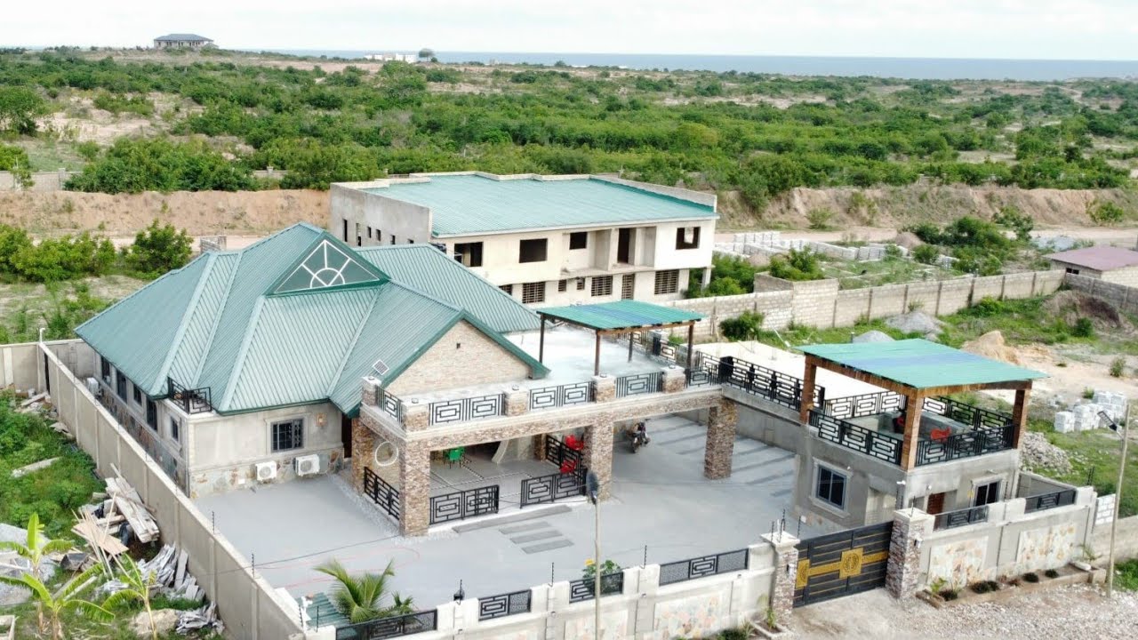 Building in Ghana 🇬🇭; Tour of Papa Slo Completed house
