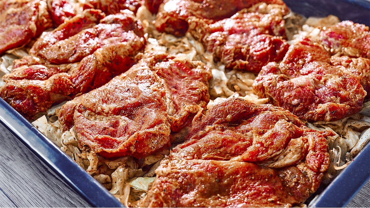 Выложите мясо поверх капусты и лука и получите вкусный ужин! Лучший рецепт с капустой