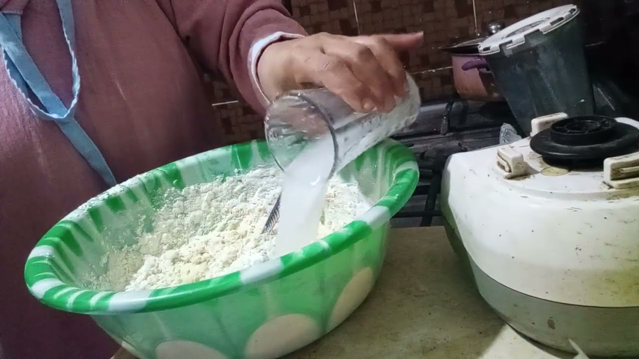 يا مساء الخير تعالي شوفي الشقيانه بعد ما رجعت من شغلها عملنا احلى صينيه كيكه واحلى شويه رز وفاصوليا