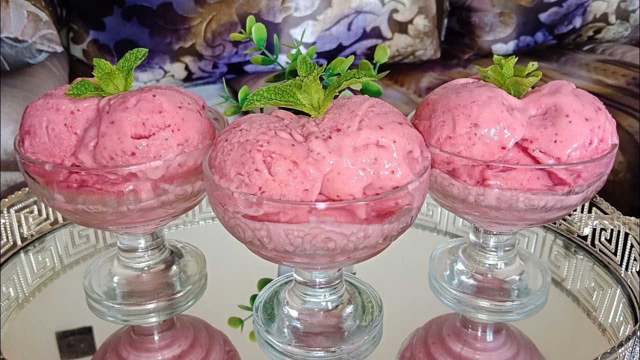 عندك الفراولة في المجمد !! دخلي بسرعة نوريك كيف تحضري بها اسرع و ألذ ايس كريم لذيذ جدا و منعش ❤👍