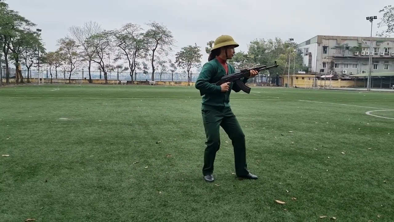 Động tác đi khom, bò cao. GDQP 12- Anh Hallo