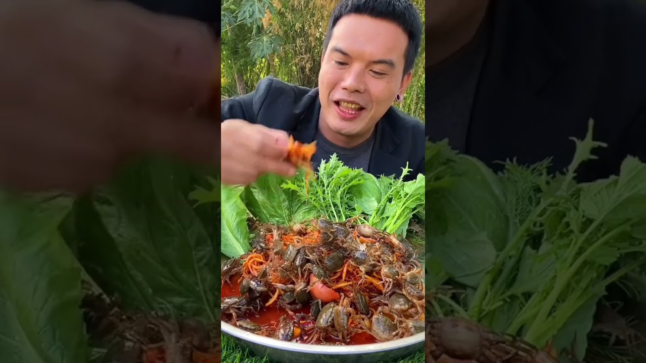 pria thailand makan kepiting mentah  