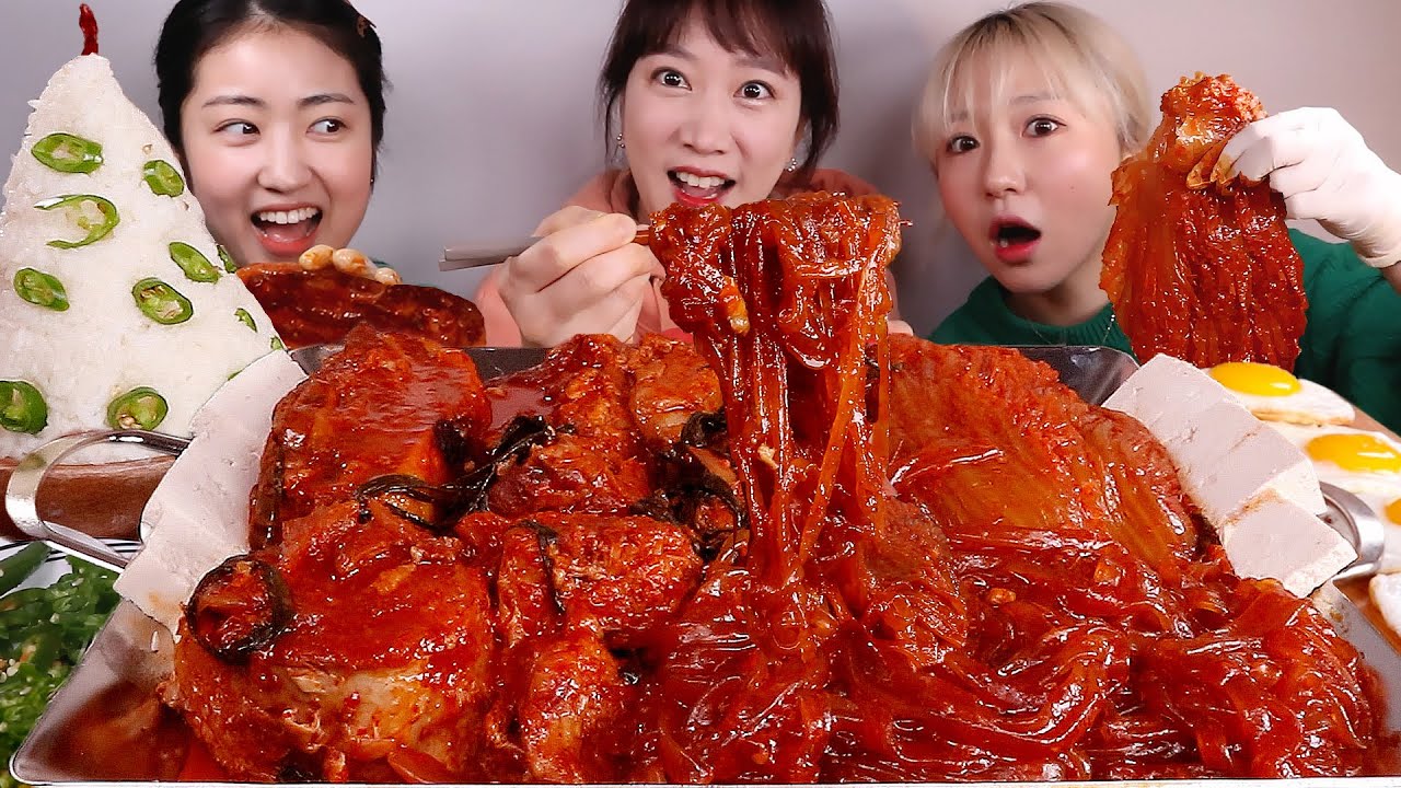 아마따표 통삼겹김치찜 먹으러 온 효비랑 코저트🥰 같이 먹으니 더 맛있어요❤️ KIMCHIJJIM MUKBANG