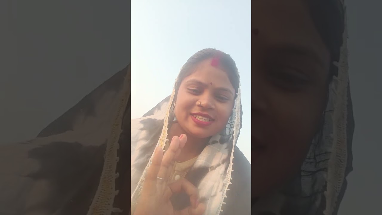 खेत पर गाजर खोदने गई,