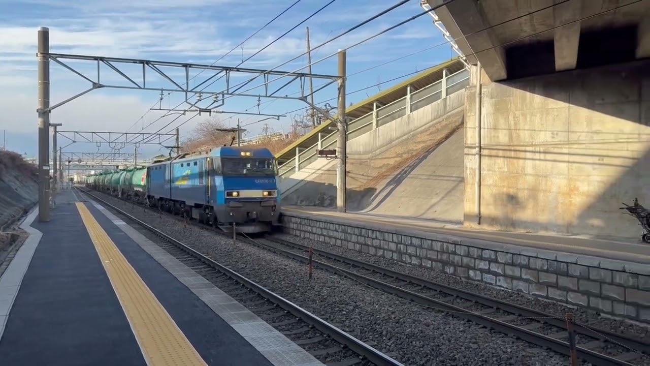 【E257系OM-93編成】特急あずさ89号（新宿発松本行）&2084レ（坂城発根岸行）中央東線みどり湖駅通過