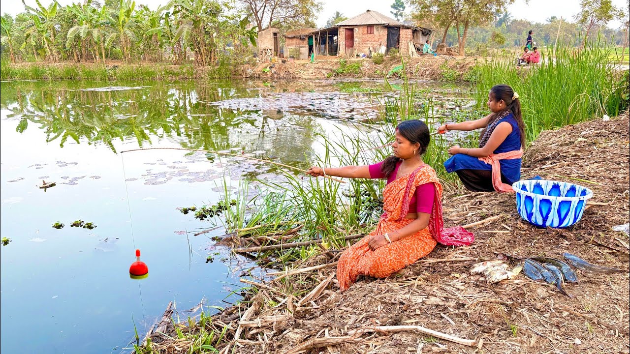 Fishing Video || The traditional two village girl is always good at catching fish in the pond 