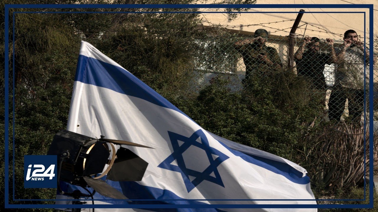 UN forces separate Lebanese and Israeli troops on border