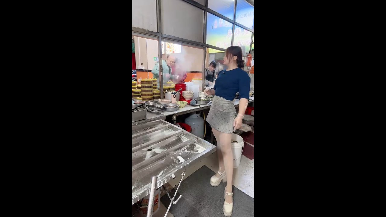 🔴 LIVE: Rolling Soft Rice Noodle Rolls by Hand | Authentic China Street Food in Action POV