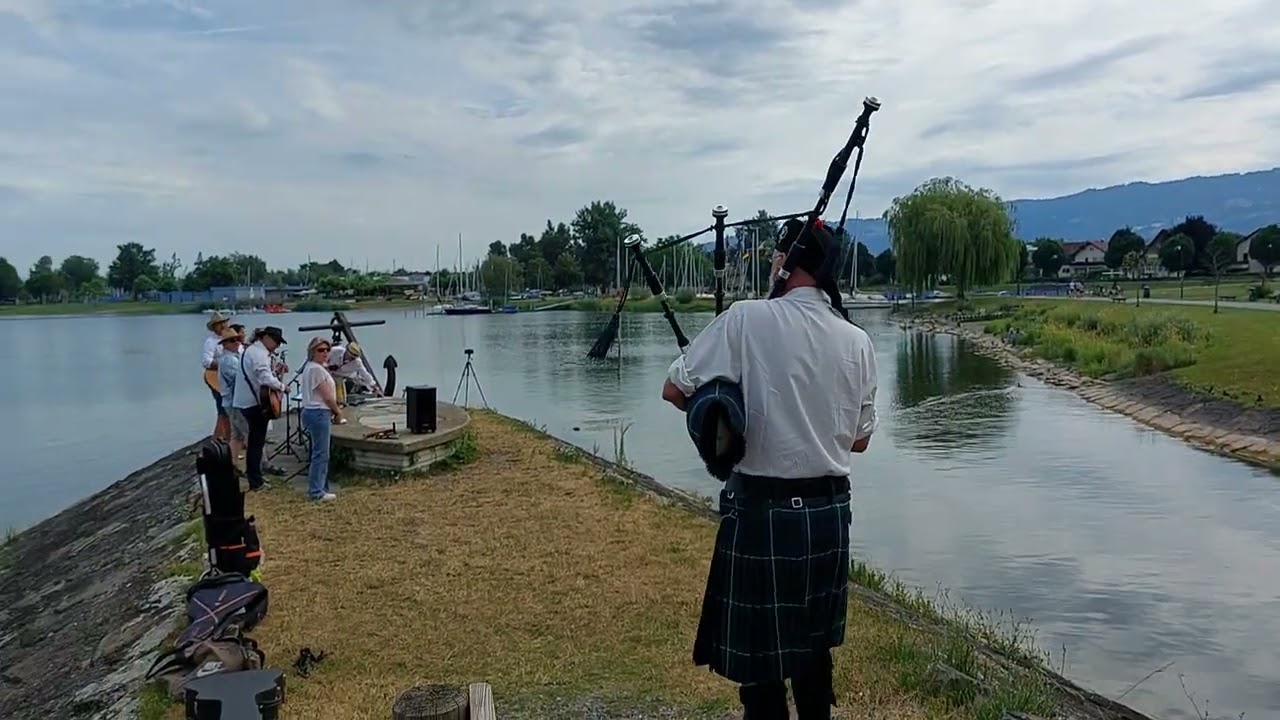 a hundered Pipers